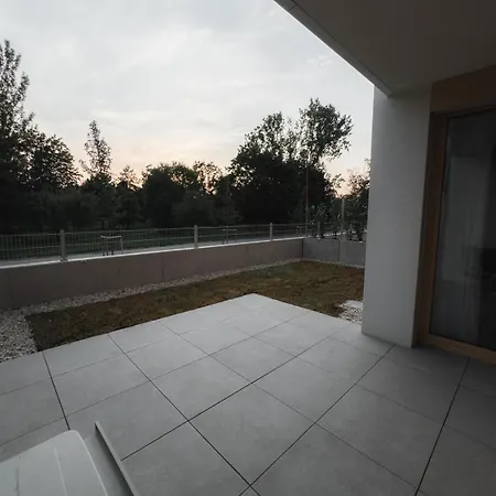 Klimatizovany Apartman V Parku So Zahradou A Garazovym Parkovanim Trnava