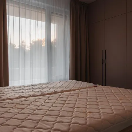 Klimatizovany Apartman V Parku So Zahradou A Garazovym Parkovanim * Trnava