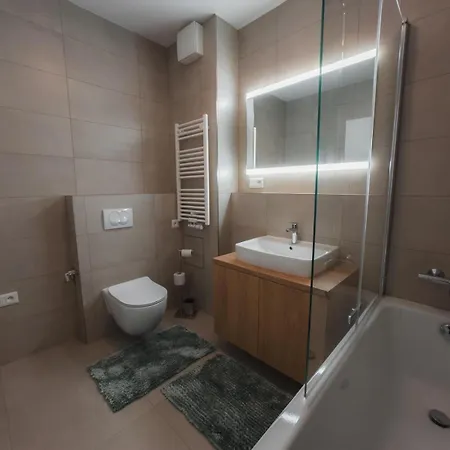 Lejlighed Klimatizovany Apartman V Parku So Zahradou A Garazovym Parkovanim