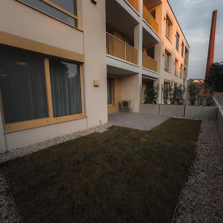S Vírivkou V Parku So Záhradou A Garážovým Parkovaním Apartmán Trnava