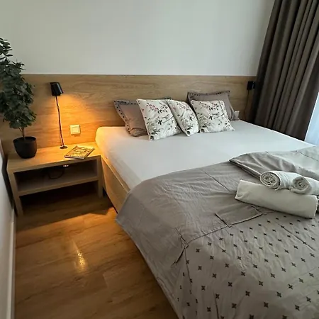Klimatizovany V Parku So Zahradou A Garazovym Parkovanim Appartement