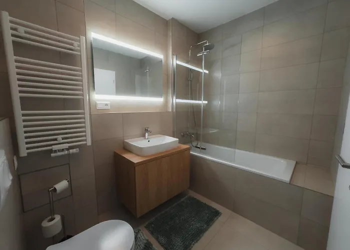 Apartman S Virivkou V Parku So Zahradou A Garazovym Parkovanim דירה