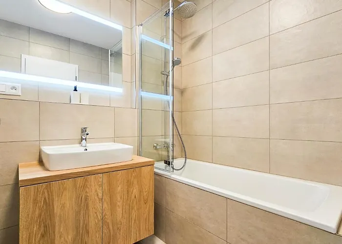 דירה Apartman S Virivkou V Parku So Zahradou A Garazovym Parkovanim טרנבה
