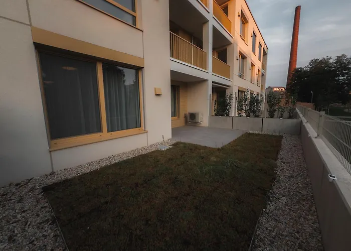 Apartman S Virivkou V Parku So Zahradou A Garazovym Parkovanim דירה טרנבה